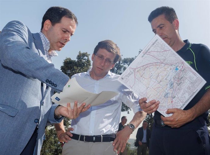 (I-D) El Director de gestión de aguas y zonas verdes Francisco Muñoz y el alcalde de Madrid, José Luis Martínez-Almeida, durante su visita a la torre contra incendios ubicada en el Cerro de Garabitas de la Casa de Campo 