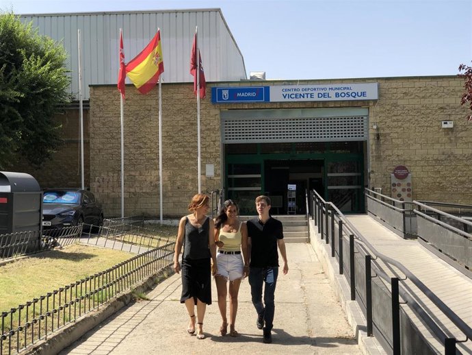 De izquierda a derecha: Mónica García, Tesh Sidi y Eduardo Rubiño visitan la piscina cerrada del Centro Deportivo Vicente del Bosque en Madrid.
