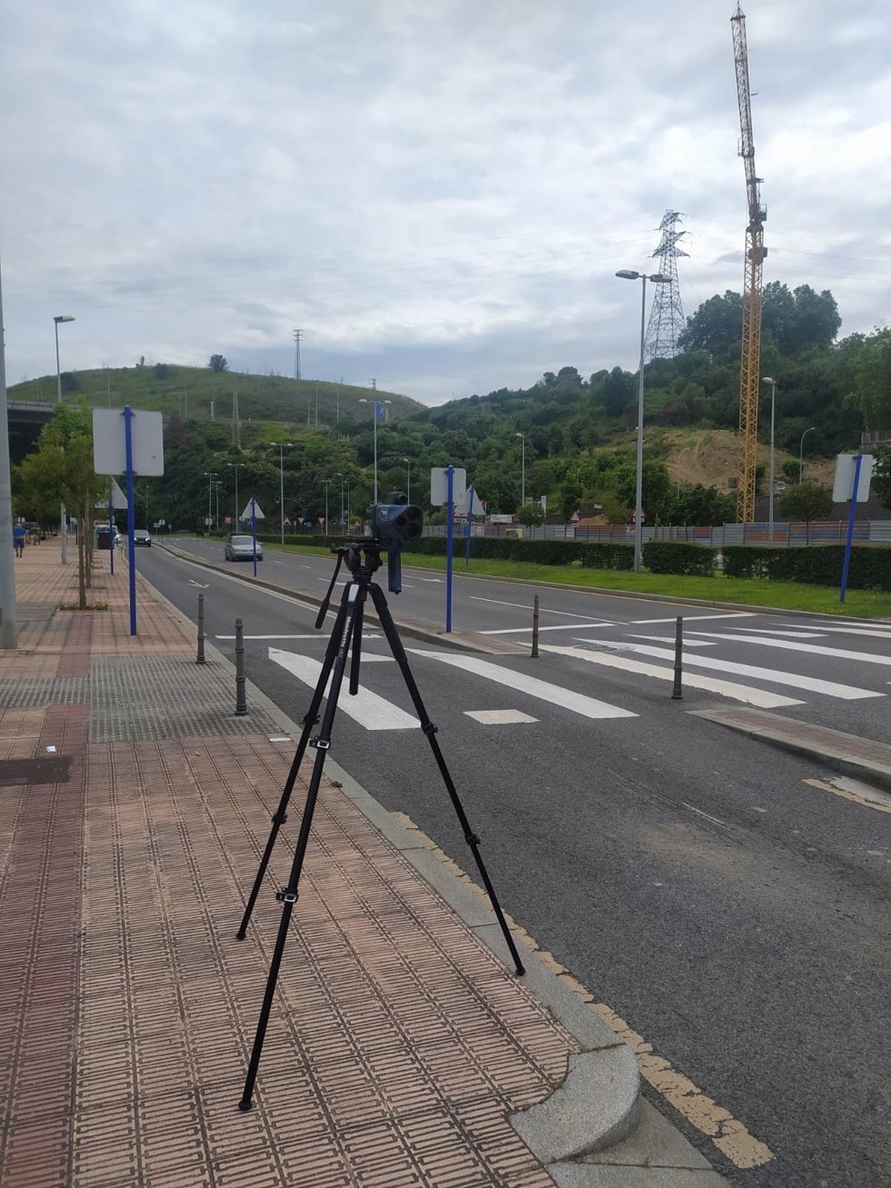 Radar móvil de la Policía Local de Barakaldo en la zona de Urban.