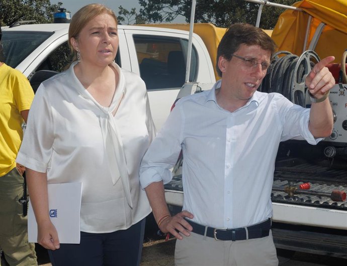 El alcalde de Madrid, José Luis Martínez-Almeida, junto a la vicealcaldesa y delegada de Seguridad y Emergencias, Inmaculada Sanz, visita la torre contra incendios ubicada en el Cerro de Garabitas de la Casa de Campo, a 11 de julio de 2023