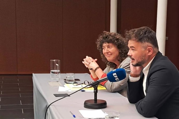 La número 2 de ERC al Congreso Teresa Jord y el cabeza de lista Gabriel Rufián.