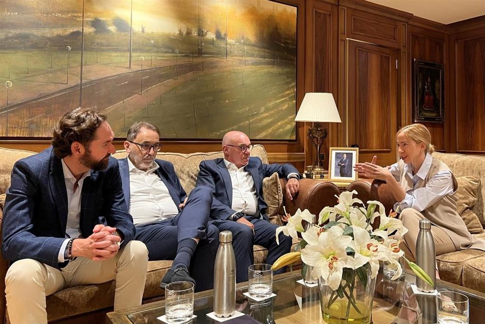 Np Y Fotografía Encuentro Institucional Con Federación De Empresas De La Rioja
