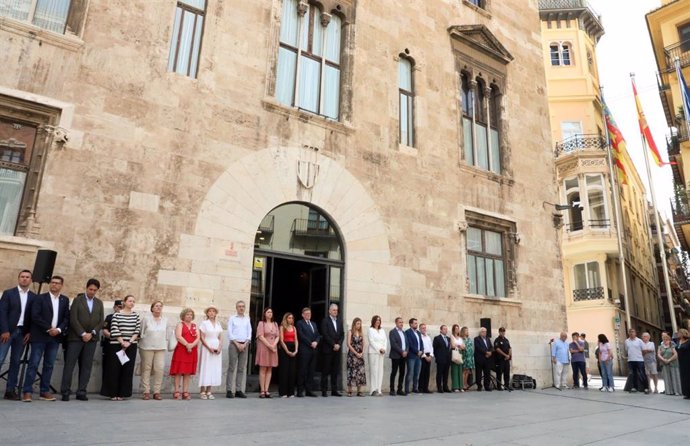 Minuto de silencio en la Generalitat para condenar el crimen machista de Antella