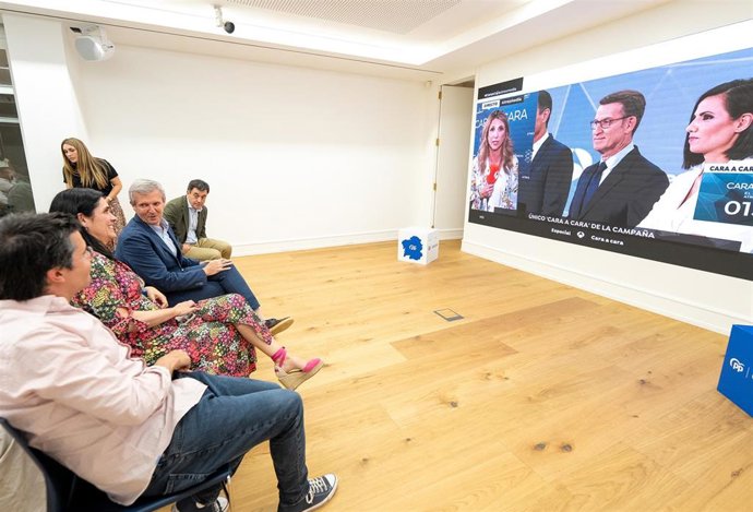 El presidente del PP de Galicia , Alfonso Rueda, junto a su secretaria general, Paula Prado, en la sede del partido siguiendo el debate cara a cara enre Pedro Sánchez y Alberto Núñez Feijóo