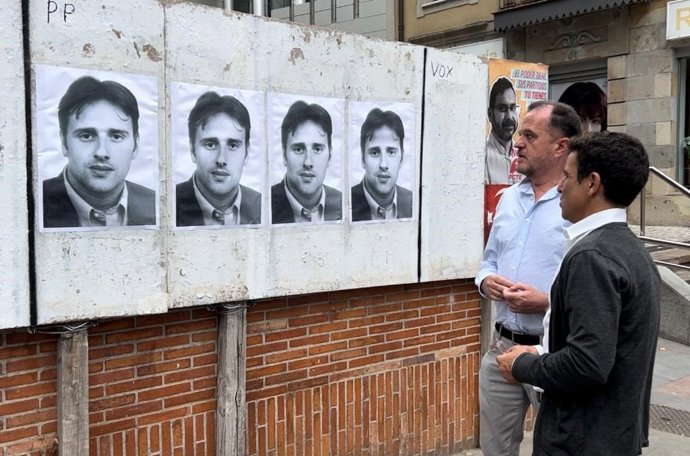 Carlos Iturgaiz y Carlos García en Durango, donde el PP ha sustituido estos días en sus espacios electorales los carteles electorales por la foto de Miguel Ángel Blanco.