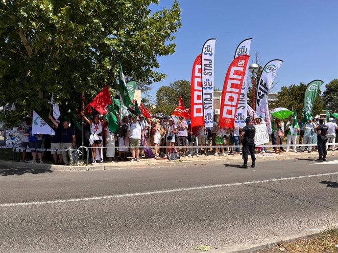 Funcionarios de justicia se manifiestan ante La Moncloa para reclamar, entre otras cosas, una subida salarial de hasta 430 euros al mes.