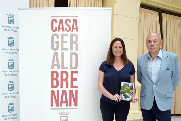 La concejala de Cultura y Patrimonio Histórico, Mariana Pineda, junto al director de la Casa Gerald Brenan, Alfredo Taján, en rueda de prensa