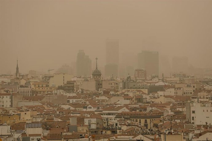 Archivo - Calima desde la terraza del Círculo de Bellas Artes, a 15 de marzo de 2022, en Madrid (España). 