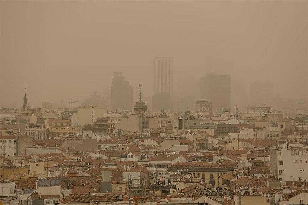 Archivo - Calima desde la terraza del Círculo de Bellas Artes, a 15 de marzo de 2022, en Madrid (España). 