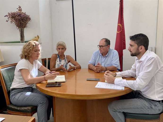 Hornillo y Sánchez, en primer término, en su reunión con portavoces de Equo Verdes y Alianza Verde.