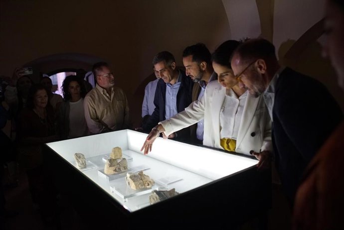 Visitantes a la exposición Los rostros del Turuñuelo