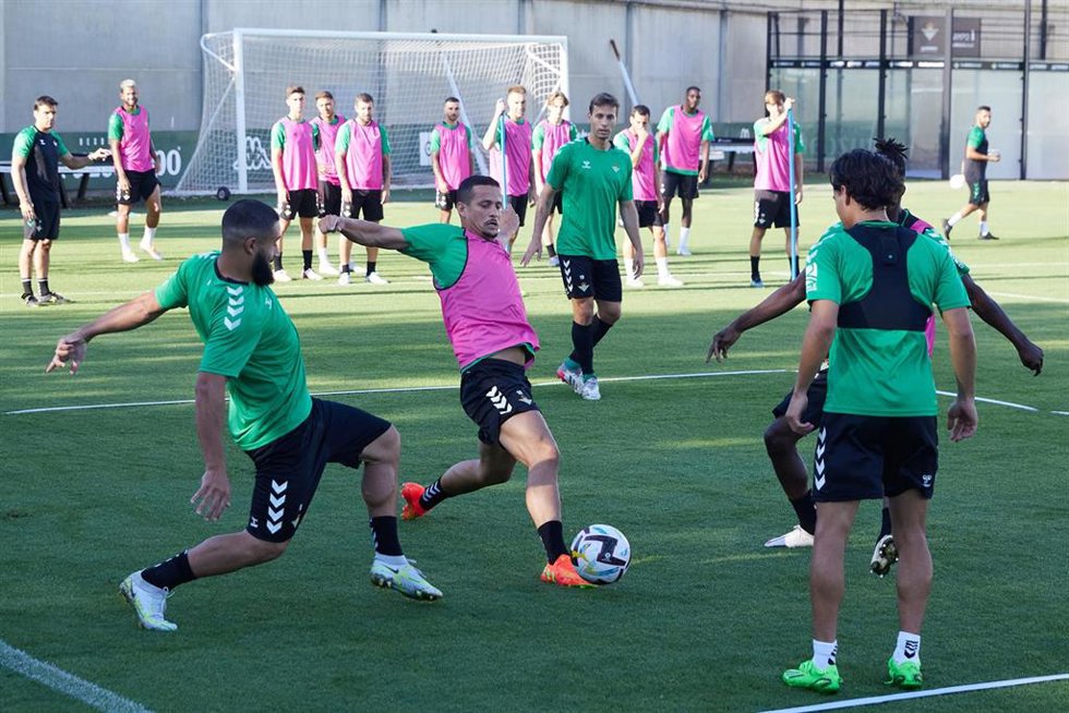 Archivo - Luiz Felipe (Real Betis), durante un entrenamiento.