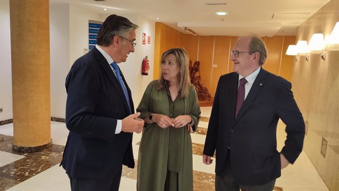 La cabeza de lista del PP al Congreso por Asturias, Esther Llamazares, conversa con el candidato al Senado, Pablo González, y el diputado regional del PP José Agustín Cuervas Mons.