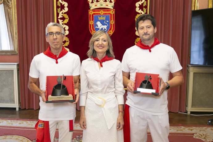 La alcaldesa de Pamplona, Cristina Ibarrola, junto a los premiados en el XXI Concurso Internacional de Fuegos Artificiales de San Fermín