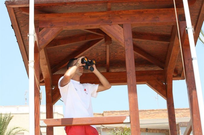 Archivo - Un socorrista vigila las playas de la Región