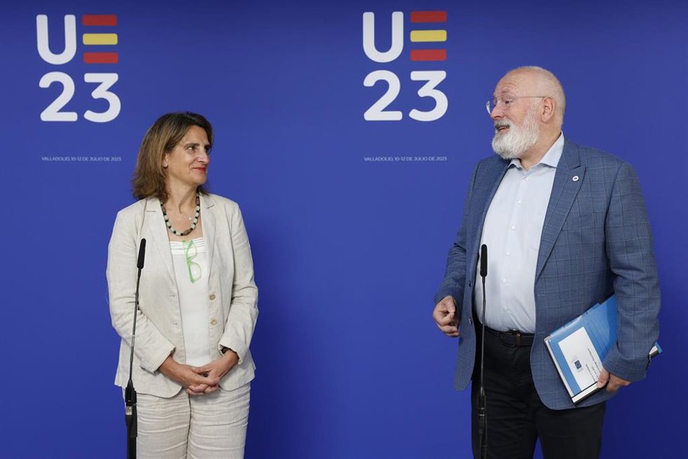 La vicepresidenta tercera, Teresa Ribera, y el vicepresidente de la UE para el Pacto Verde, Frans Timmermans, ofrecen declaraciones a los medios en el consejo informal de ministros de Medio Ambiente y Energía en el Museo Patio Herreriano, en Valladolid.