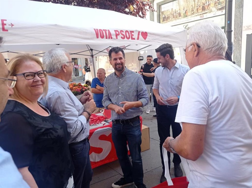 El secretario general del PSOE de Castilla y León, Luis Tudanca, en una carpa del PSOE en la plaza de Sagasta (Zamora).