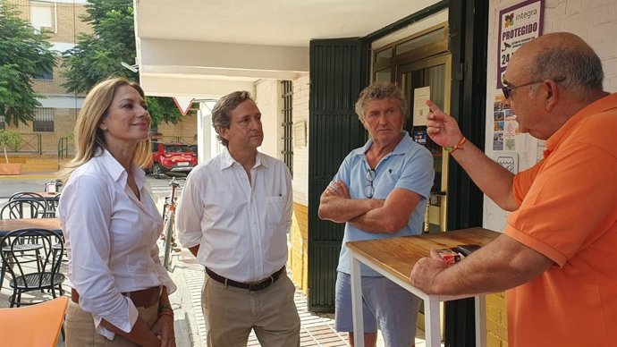 La candidata de Vox al Congreso se reúne con agricultores en La Algaba.