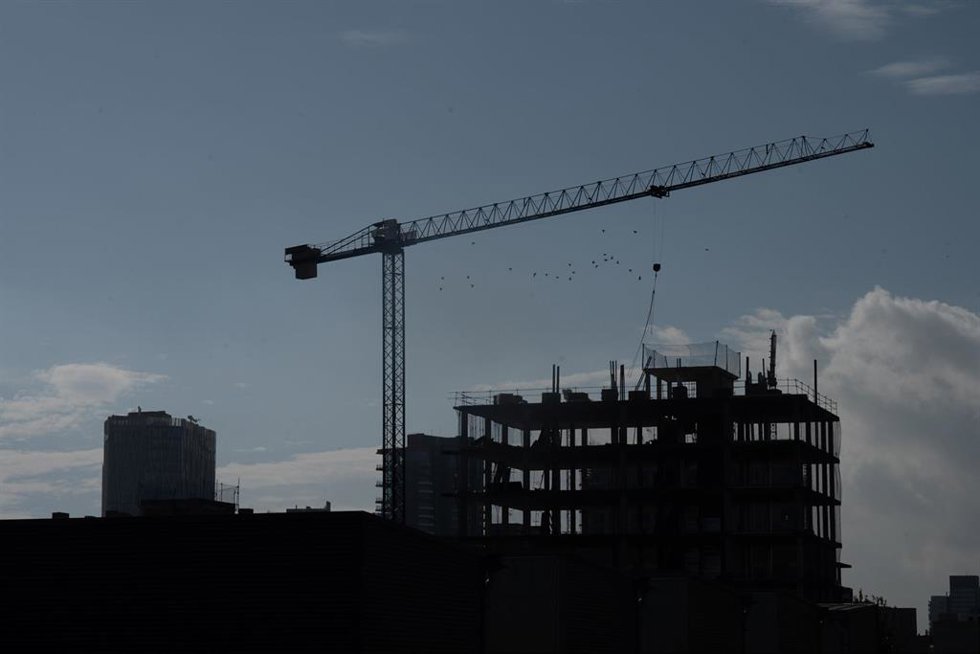 Archivo - Una grúa en una zona de obras, en Barcelona.