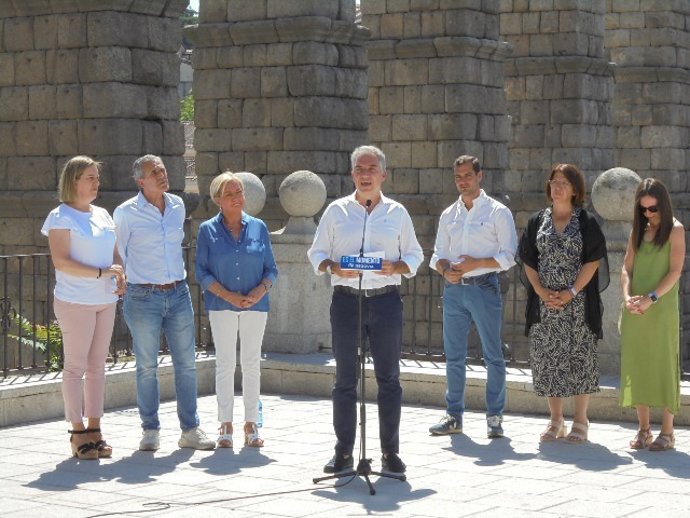 Elías Bendodo, con los candidatos segovianos, junto al Acueducto de Segovia