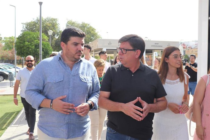El candidato número cuatro al Congreso del PSOE por Sevilla, Francisco Salazar, junto al alcalde de El Viso, Gabriel Santos, en un acto de campaña electoral.