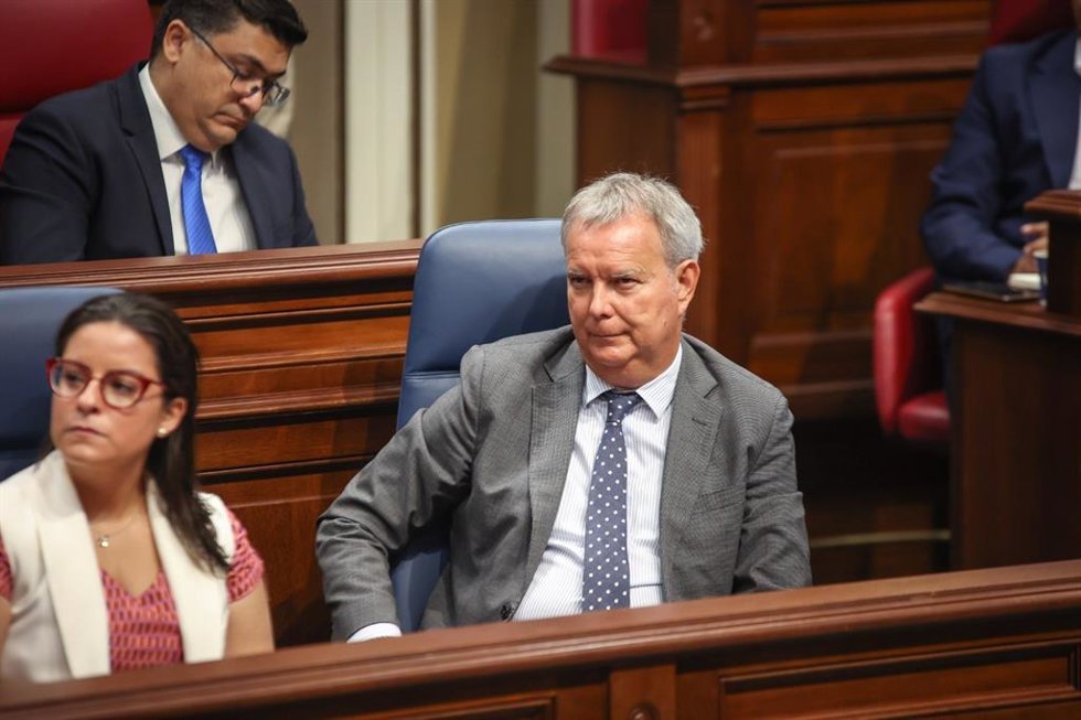 El portavoz del PSOE en el Parlamento de Canarias, Sebastián Franquis, durante la primera jornada del debate de investidura del candidato de CC a la presidencia del Gobierno de Canarias, Fernando Clavijo, a 11 de julio de 2023