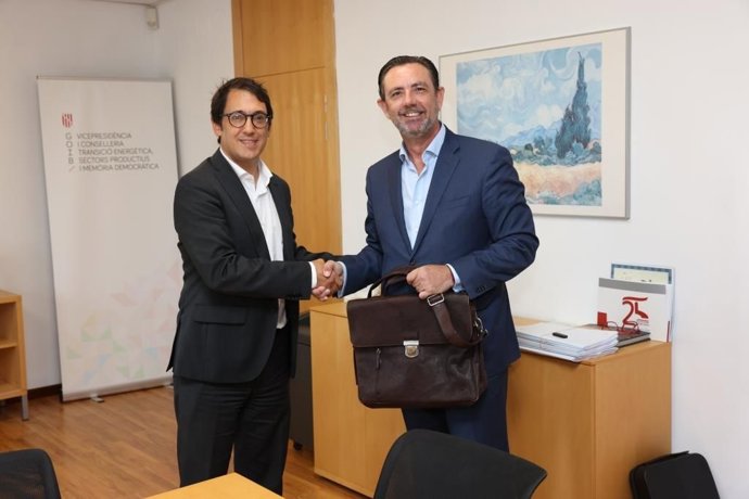 Alejandro Sáen recibe la cartera de Iago Negueruela, como conseller de Empresa, Empleo y Energía.