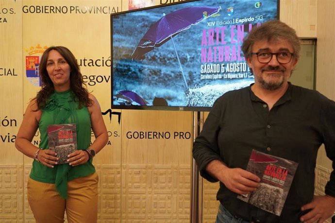 La concejal de Cultura de Espirdo, Eva María Zorzo, y el artista Christian Hugo (Dip Segovia).
