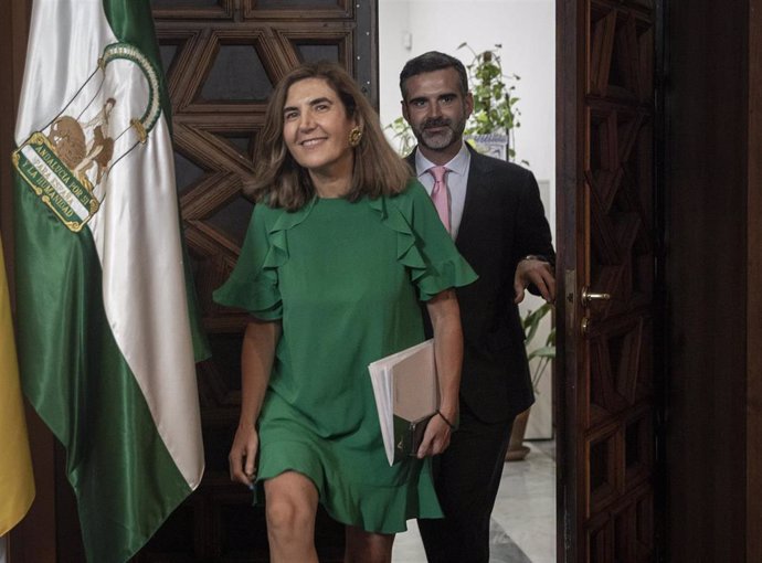 La consejera de Empleo, Formación y Trabajo Autónomo, Rocío Blanco, comparece en la rueda de prensa posterior al Consejo de Gobierno seguida por el consejero de Sostenibilidad, Medio Ambiente y Economía Azul, Ramón Fernández-Pacheco.