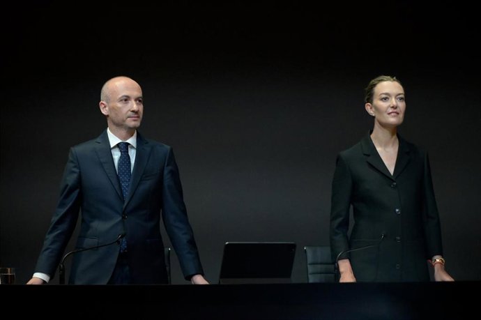 La presidenta de Inditex, Marta Ortega, y el consejero delegado de Inditex, Óscar García Maceiras, a su llegada a la junta general de accionistas de Inditex, a 11 de julio de 2023, en Arteixo, A Coruña, Galicia (España). 