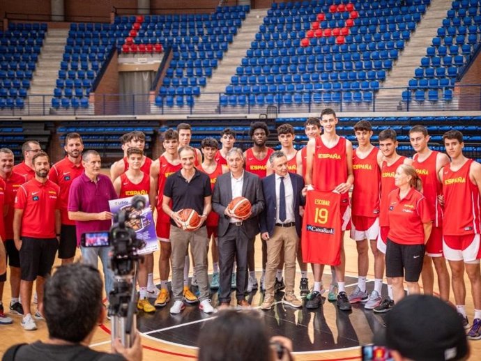 El consejero de Cultura, Turismo, Deporte y Juventud, José Luis Pérez Pastor, ha mostrado hoy, martes, su apoyo a los jugadores y cuerpo técnico de la selección española U18 masculina de baloncesto que, desde hace unos días, se encuentra en Logroño