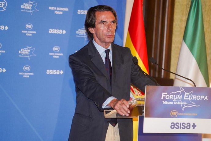 El expresidente del Gobierno de España José María Aznar y el vicesecretario general de Economía del PP y cabeza de lista de los populares por Sevilla al Congreso de Diputados, Juan Bravo, a 11 de julio de 2023 en Sevilla, (Andalucía, España). El expresi