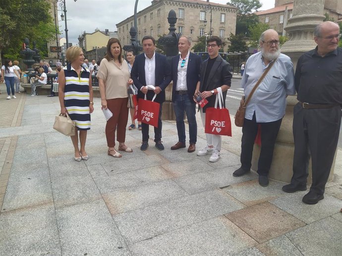 O secretario xeral do PSdeG, Valentín González Formoso, participa nunha repartición electoral cos candidatos pola provincia de Ourense