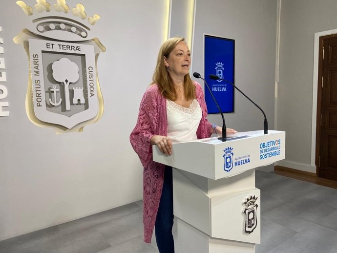 La viceportavoz del PSOE en el Ayuntamiento de Huelva, María Teresa Flores, este martes en rueda de prensa.
