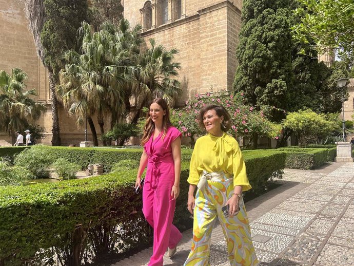 Las candidatas socialistas al Congreso por Málaga y Granada, Mari Nieves Ramírez y Carmen Calvo, en un acto en Málaga