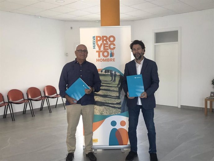 Imagen tras la firma de la renovación del acuerdo de colaboración entre Fundación Atalntic Copper y Proyecto Hombre Huelva.