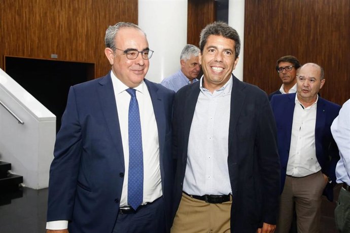 Imagen del presidente del Instituto de Estudios Económicos de la Provincia de Alicante (Ineca), Ignacio Amirola, y el futuro 'president' de la Generalitat, Carlos Mazón.
