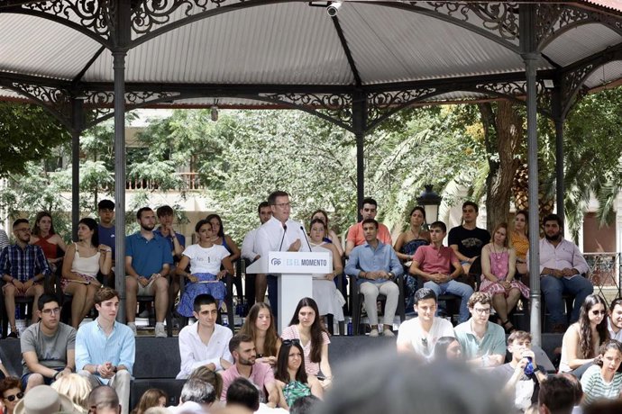 El líder del Partido Popular, Alberto Núñez Feijóo, interviene durante un acto de campaña electoral del Partido Popular, en los Jardines del Prado, a 11 de julio de 2023, en Ciudad Real, Castilla-La Mancha (España). Feijóo ha viajado a Ciudad Real para 