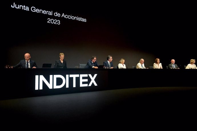 El consejero delegado de Inditex, Óscar García Maceiras (1i), y la presidenta de Inditex, Marta Ortega (2i), durante la junta general de accionistas de Inditex, a 11 de julio de 2023, en Arteixo, A Coruña, Galicia (España). 