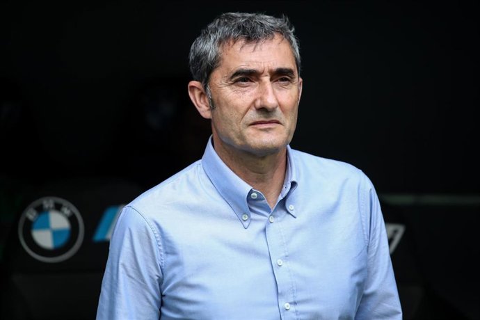 Archivo - Ernesto Valverde, entrenador del Athletic Club, en el banquillo del Santiago Bernabéu.