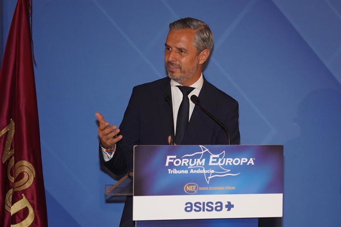 El candidato del PP al Congreso por Sevilla, Juan Bravo, interviene en la conferencia protagonizada por el expresidente del Gobierno José María Aznar, en el Hotel Alfonso XIII.