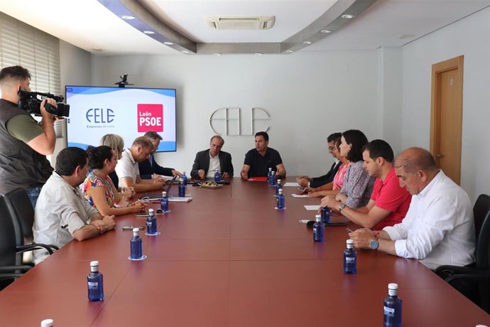 Encuentro entre representantes de la Federación Leonesa de Empresarios y candidatos del PSOE a las elecciones generales del 23 de julio.