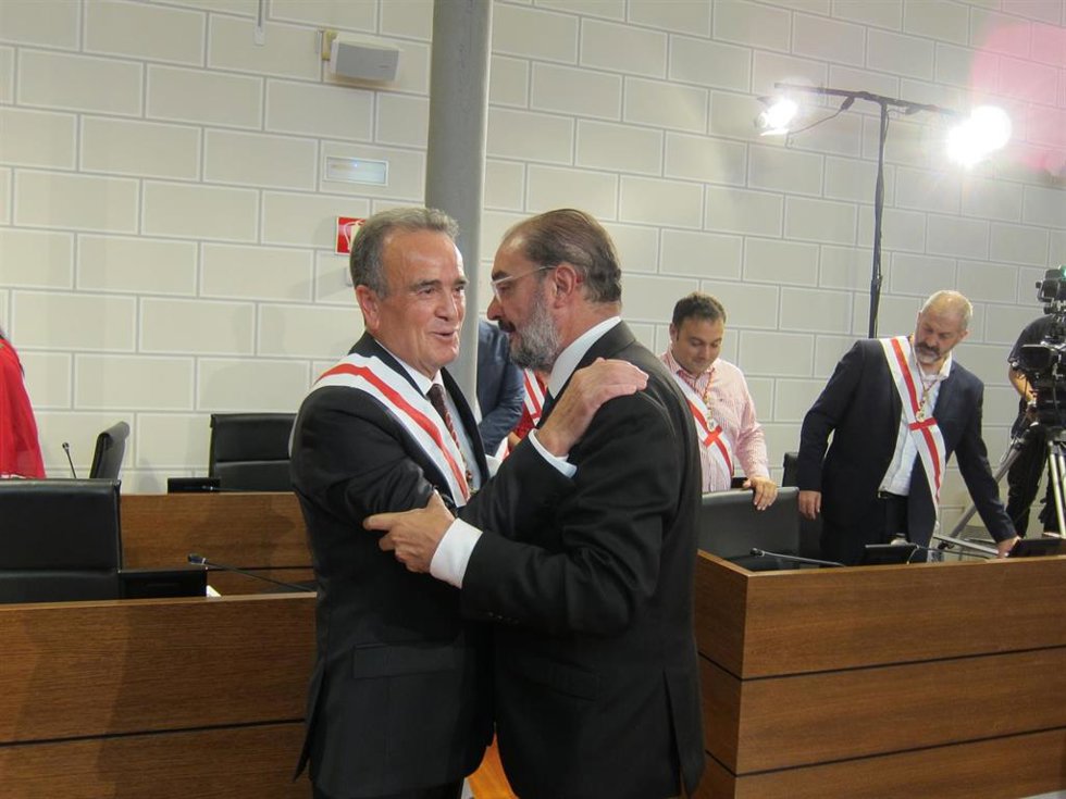 El presidente de la Diputación de Zaragoza, Juan Antonio Sánchez Quero, recibe la enhorabuena del presidente en funciones de Aragón, Javier Lambán.