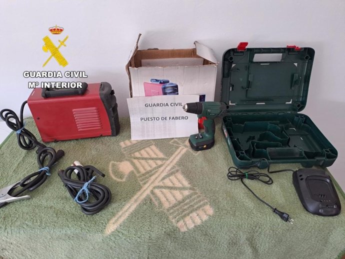 Algunos de los objetivos intervenidos al detenido tras la investigación de la Guardia Civil.