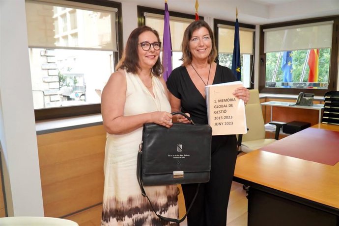 La consellera de Salud, Manuela García, junto a su predecesora, Patricia Gómez.