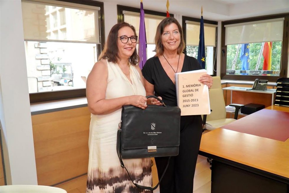 La consellera de Salud, Manuela García, junto a su predecesora, Patricia Gómez.