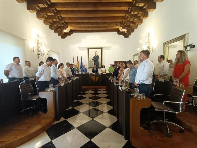 Minuto de silencio por las víctimas de la violencia machista en el primer pleno de la Diputación de Cáceres en la legislatura 2023-2027