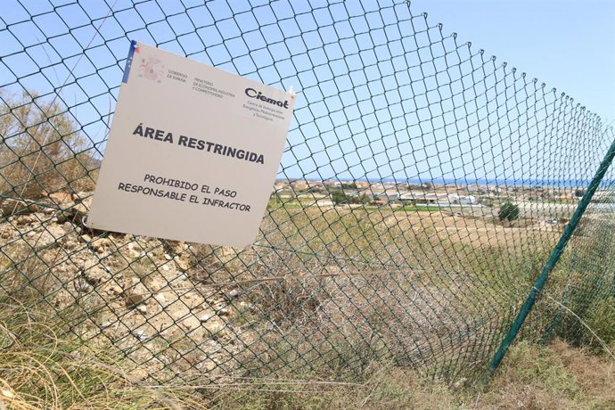 Archivo - Uno de los tramos del vallado perimetral del área bajo vigilancia radiológica de Palomares (Almería) 