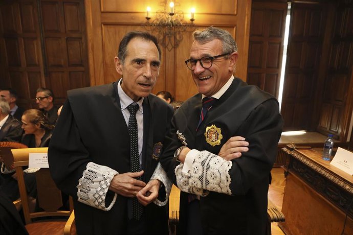 El exfiscal jefe de Pontevedra Juan Carlos Aladro Fernández, a la izquierda de la imagen