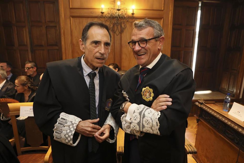 El exfiscal jefe de Pontevedra Juan Carlos Aladro Fernández, a la izquierda de la imagen